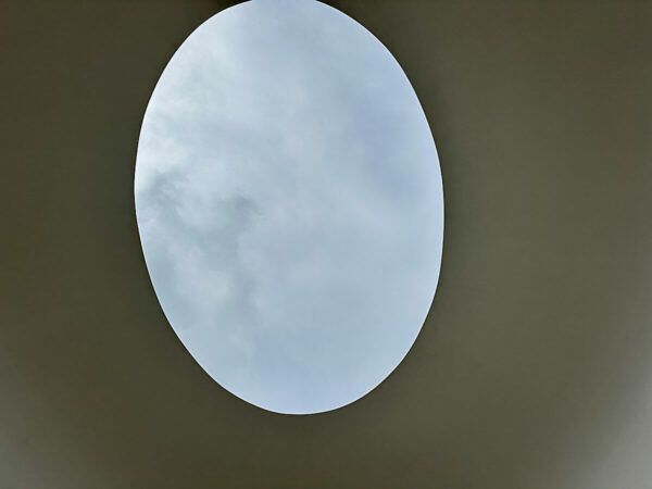 Skyspace mit ovaler Öffnung zur Beobachtung des Himmels