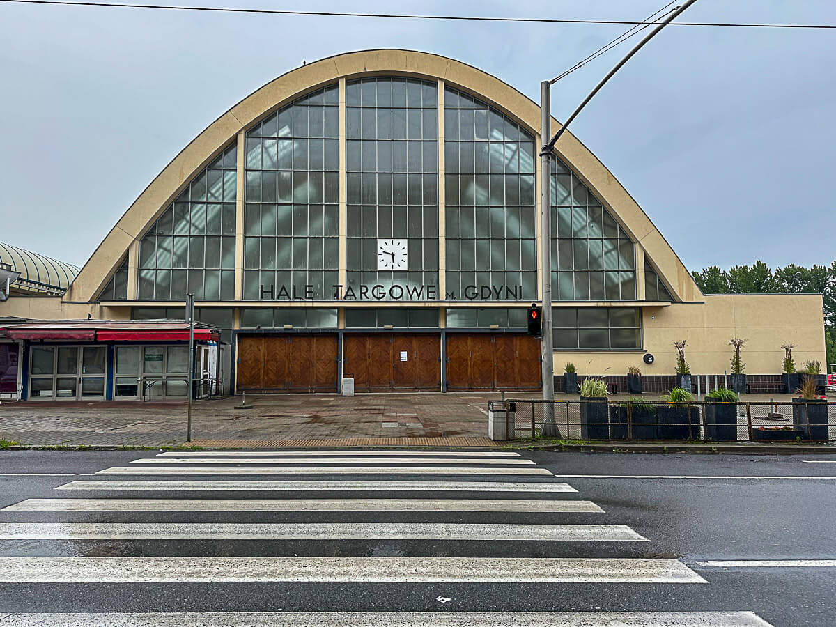 Markthalle mit gewölbtem Dach 