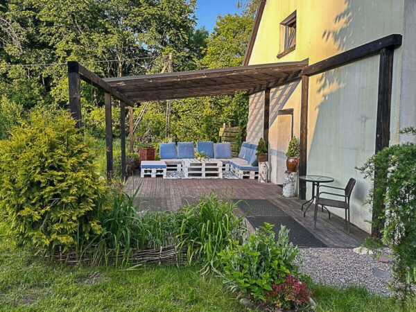 Terrasse einer ländlichen Unterkunft mit blau-weißen Terrassenmöbeln