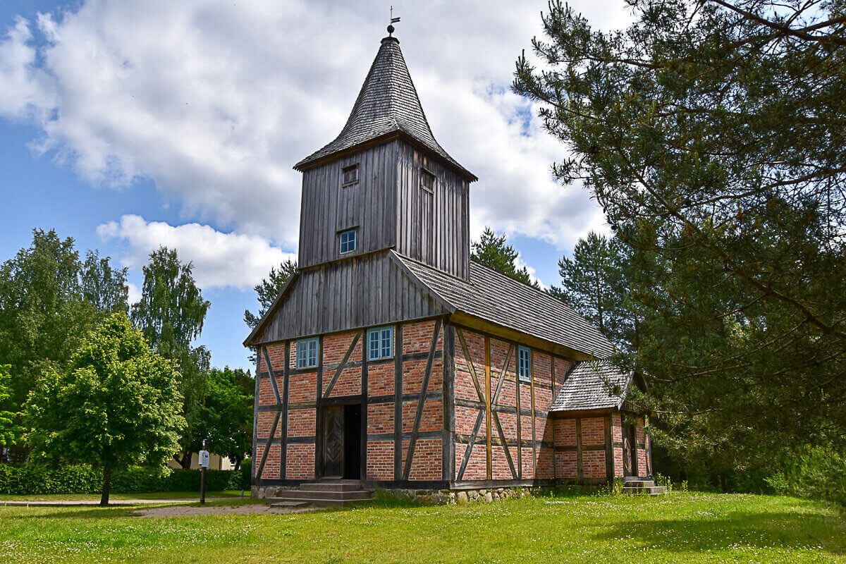 Landkirche mit Fachwerk im Kaschubischen Volksmuseum