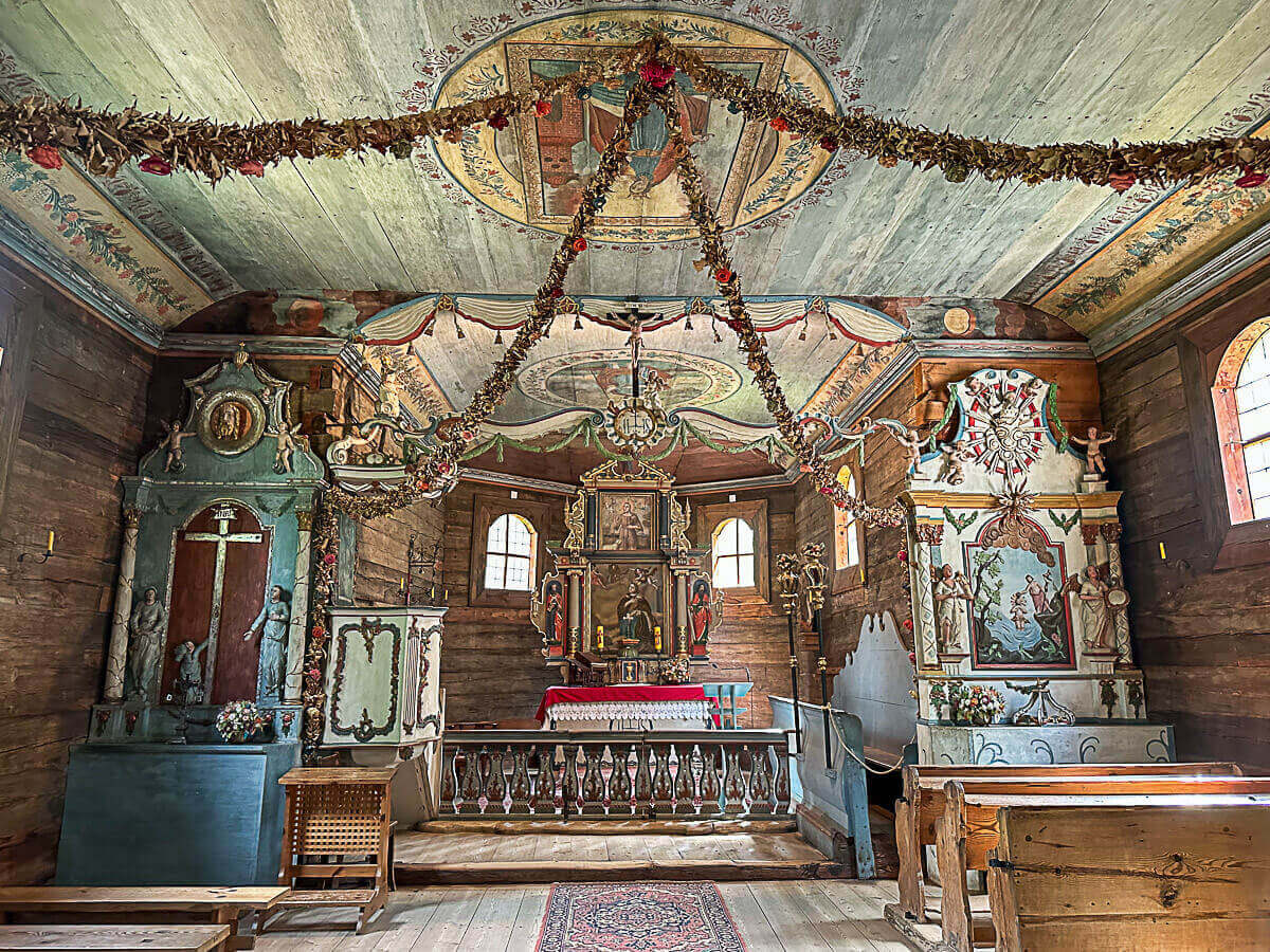 Kaschubisches Freilichtmuseum: Reiche Ausstattung in einer Landkirche
