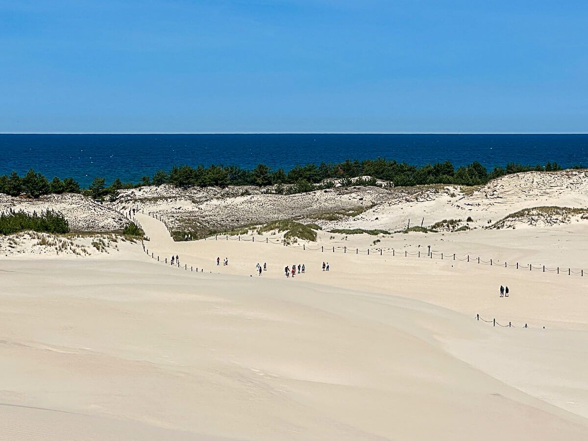Kaschubei, Slowitzischer Nationalpark: Weiße Sanddünen mit dem Meer im Hintergrund 