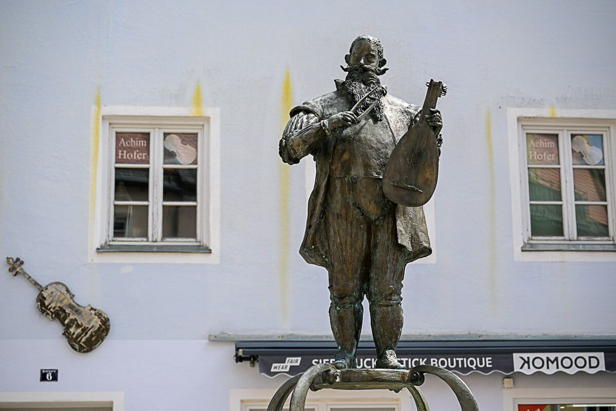 Stadt, Fluss, Seen: Sehenswürdigkeiten in Füssen und Umgebung 11 Sehenswürdigkeiten in Füssen und Umgebung: Lautenmacherbrunnen