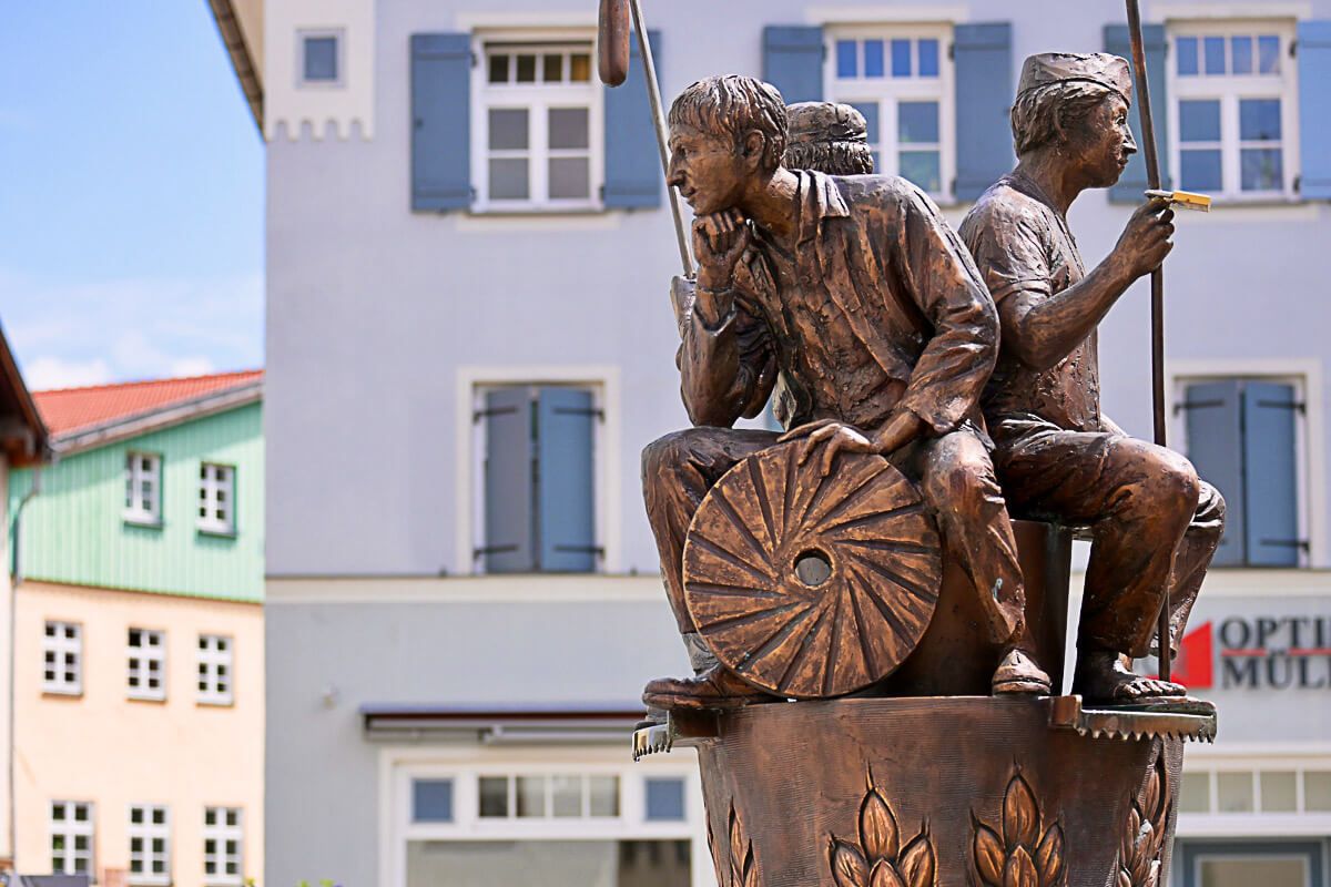 Stadt, Fluss, Seen: Sehenswürdigkeiten in Füssen und Umgebung 10 Sehenswürdigkeiten in Füssen: Brunnen am Schrannenplatz