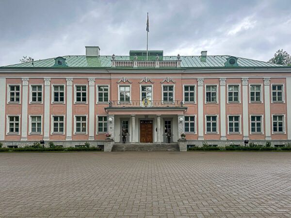 Präsidentenpalast in Kadriorg in rosa