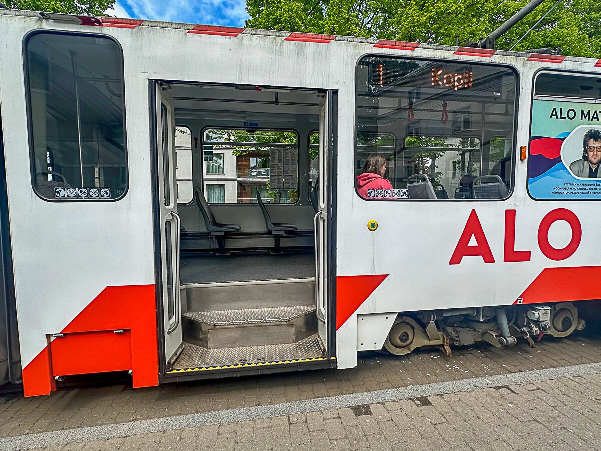 Trambahn in rot und weiß