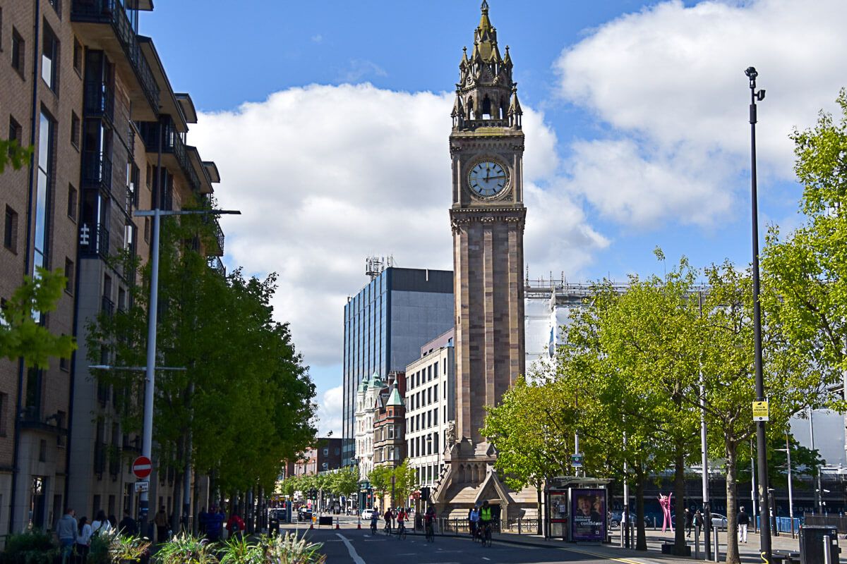 Schiefer Turm im Stadtzentrum von Belfast