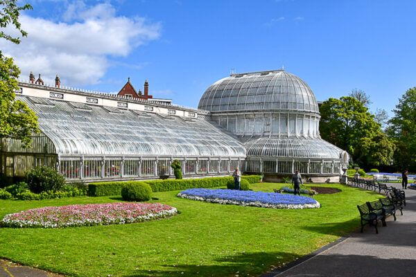 Sehenswürdigkeiten in Belfast: ein gläsernes Gewächshaus mit einem Tulpenfeld davor