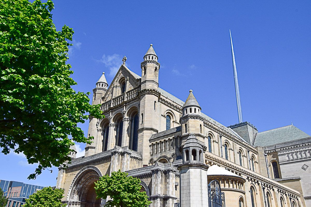 St. Annes's Cathedral mit einem Metallstab statt Kirchturm