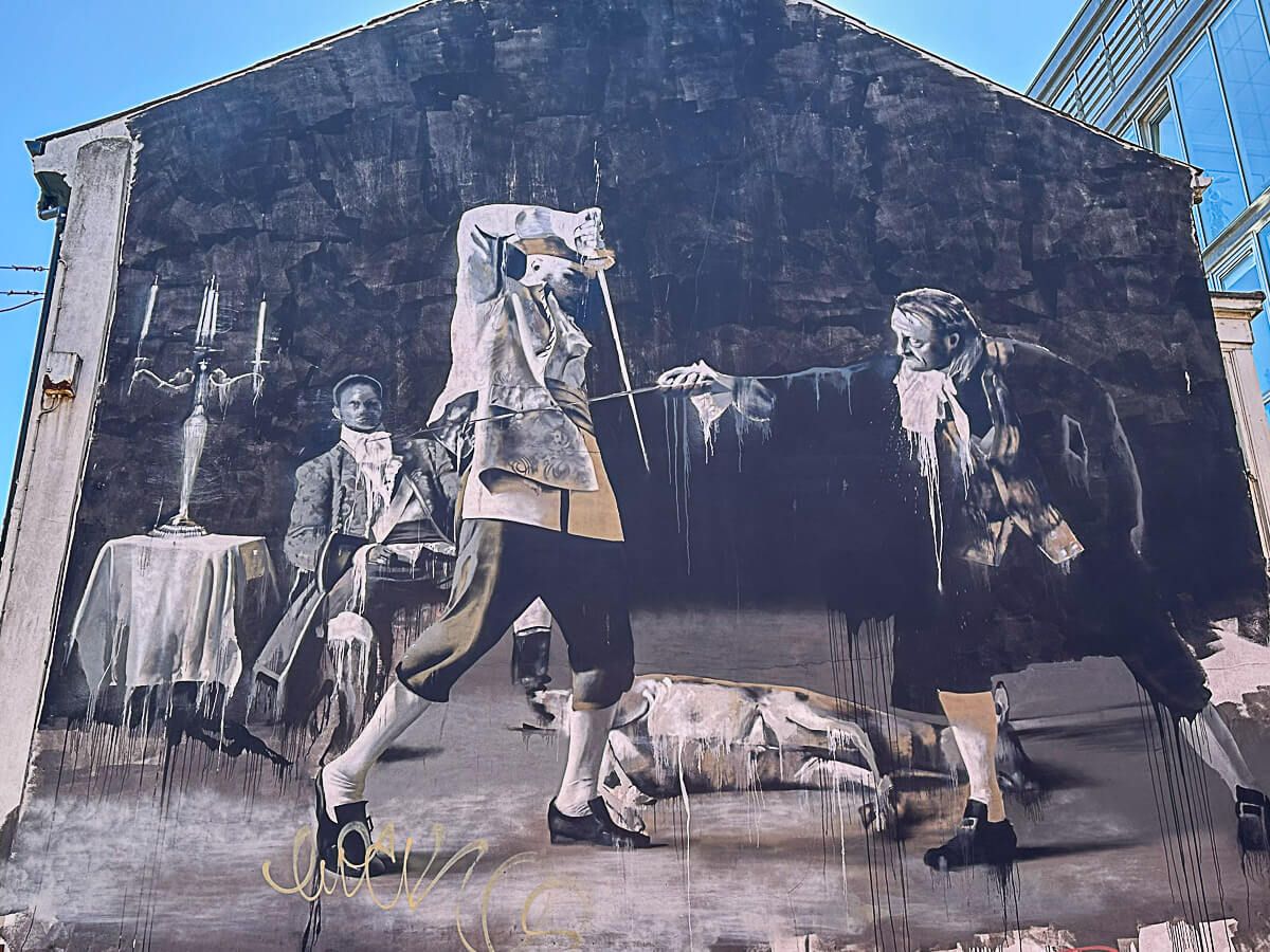 Mural, das eine Kampfszene mit Degenzeigt