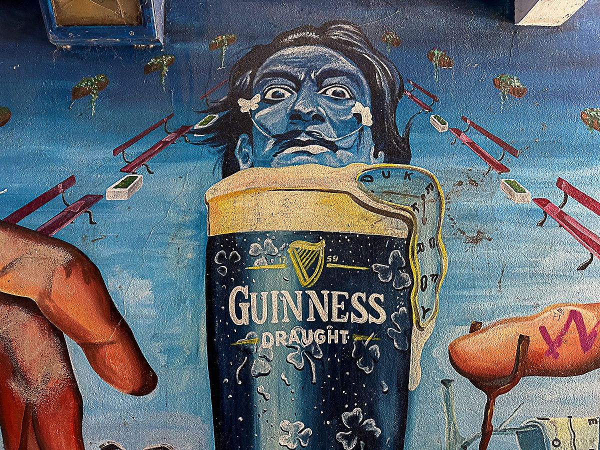 Mural in Belfast zeigt ein Guinness-Glas, aus dem Salvador Dalí herausschaut