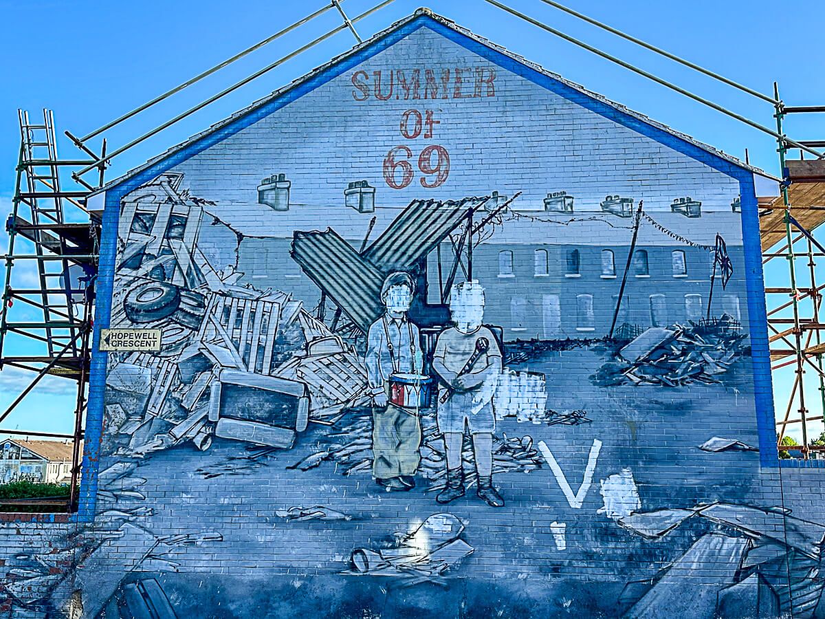 politisches Mural mit zwei Jungs