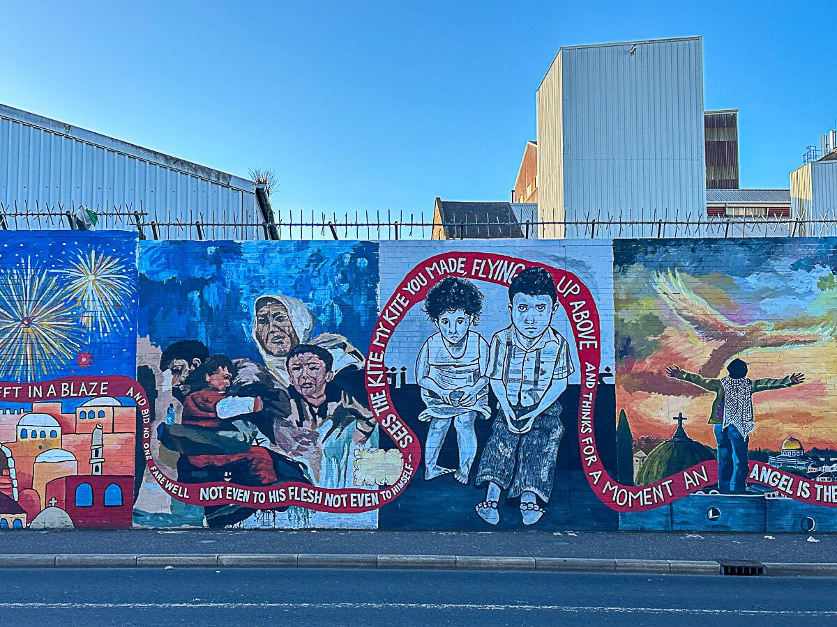 Peace Wall in Belfast mit Murals