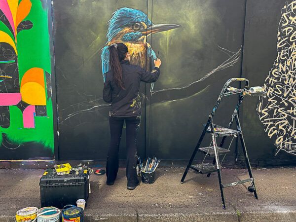 Street Art Künstlerin bei der Arbeit