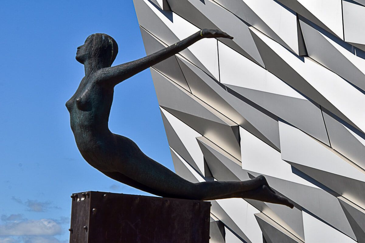 schwebende Frauenfigur vorm Titanic Belfast