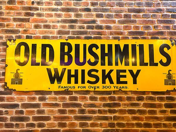 Schild der Whisky-Destillerie Bushmills 