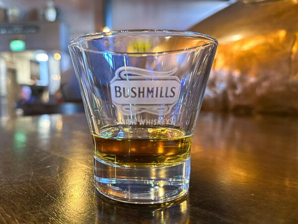 Glas mit Bushmills Whisky