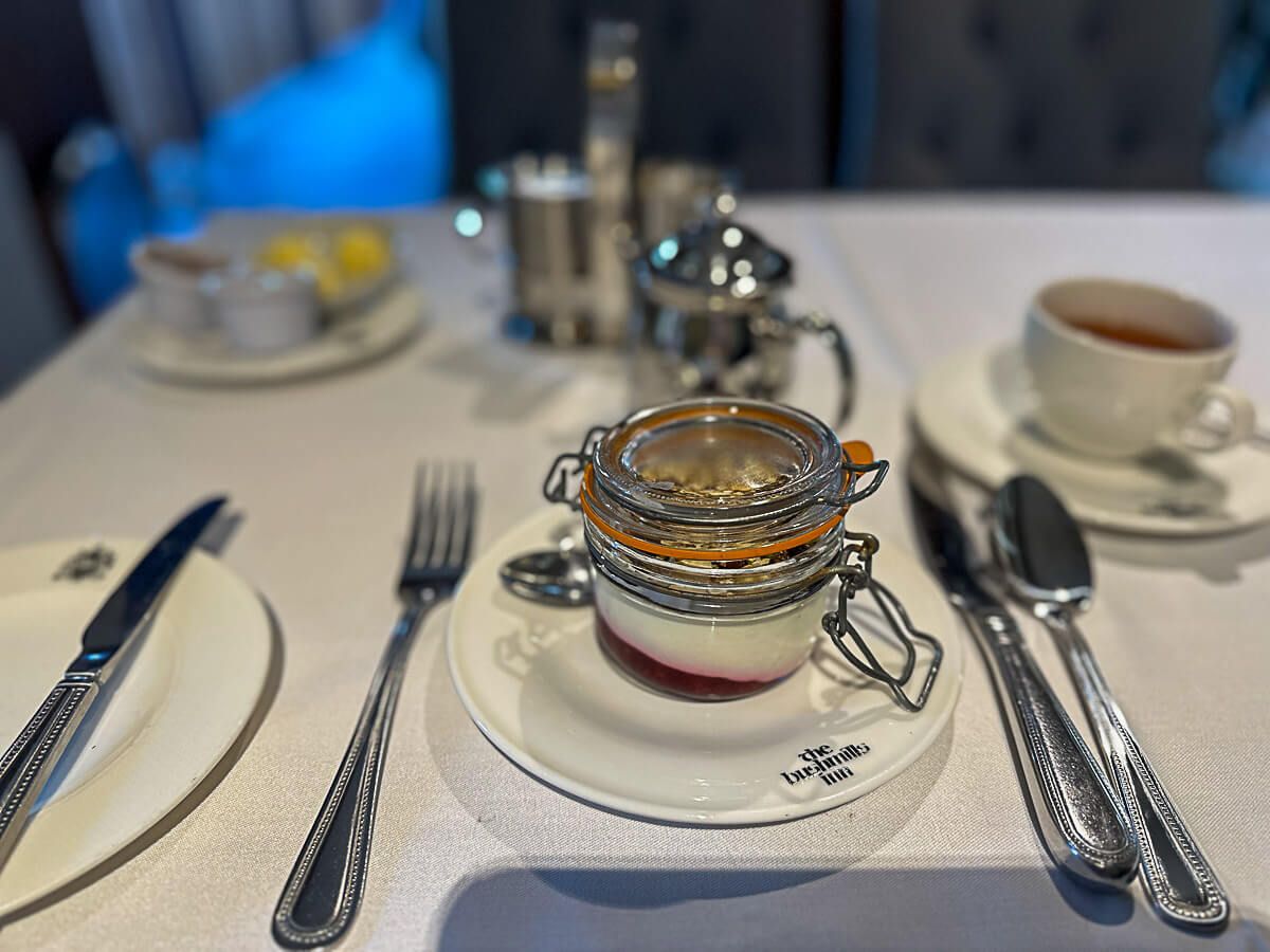 Ein festlich gedeckter Tisch mit einer Nachspeise