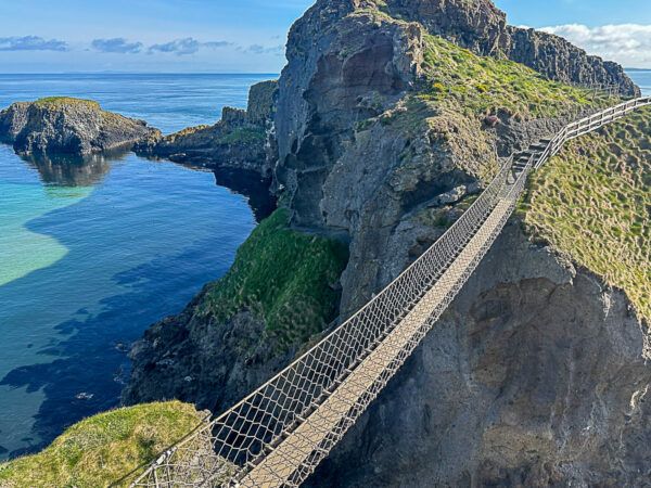 Roadtrip Nordirland: Hängebrücke auf die Felsinsel Carric-a-Rede