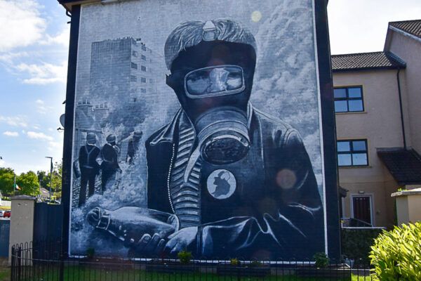 Mural, das einen Mann mit einer Gasmaske zeigt