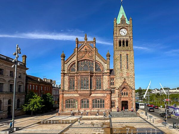 Die neugotische Guildhall mit Turm im Herzen der Altstadt