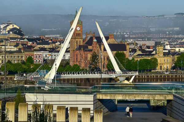 Moderne Brücke über den Fluss. Im Hintergrund die Altstadt mit der Guildhall