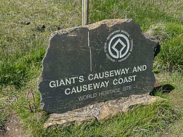 Schild mit Hinweis auf den Giant's Causeway