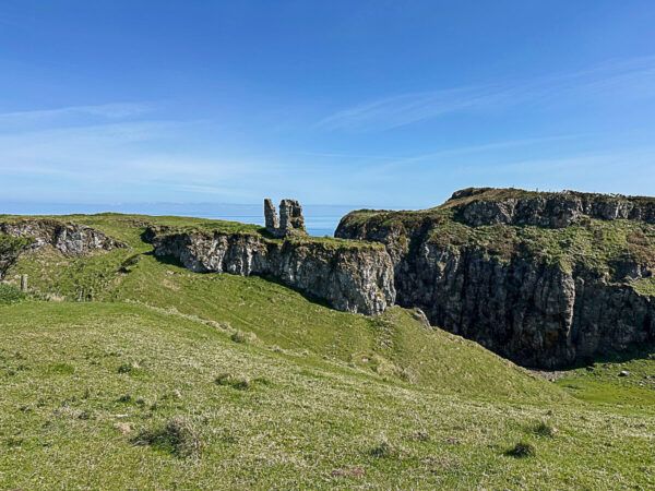 Ruinen von Dunluce Castle vor der Küste
