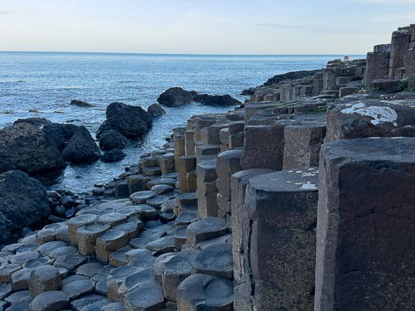 schwarze Basaltsäulen am Meer