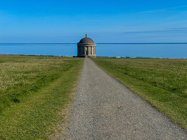 Weg geht geradeaus auf Mussenden Temple zu. Dahinter die Küste.