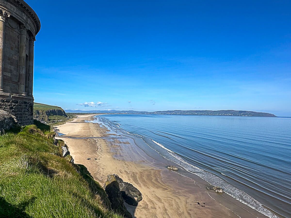 Langer Strand unterhalb von Mussenden Temple