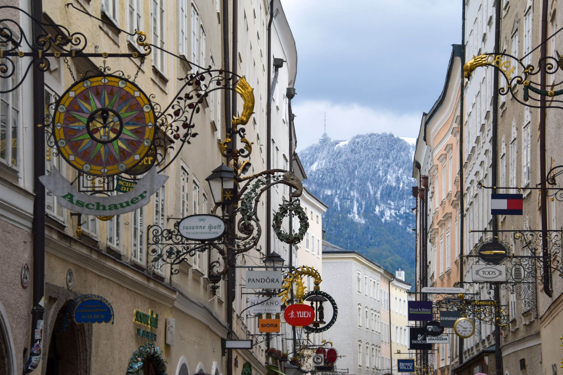 Sehenswürdigkeiten von Salzburg: Ladenschilder in der Getreidegasse
