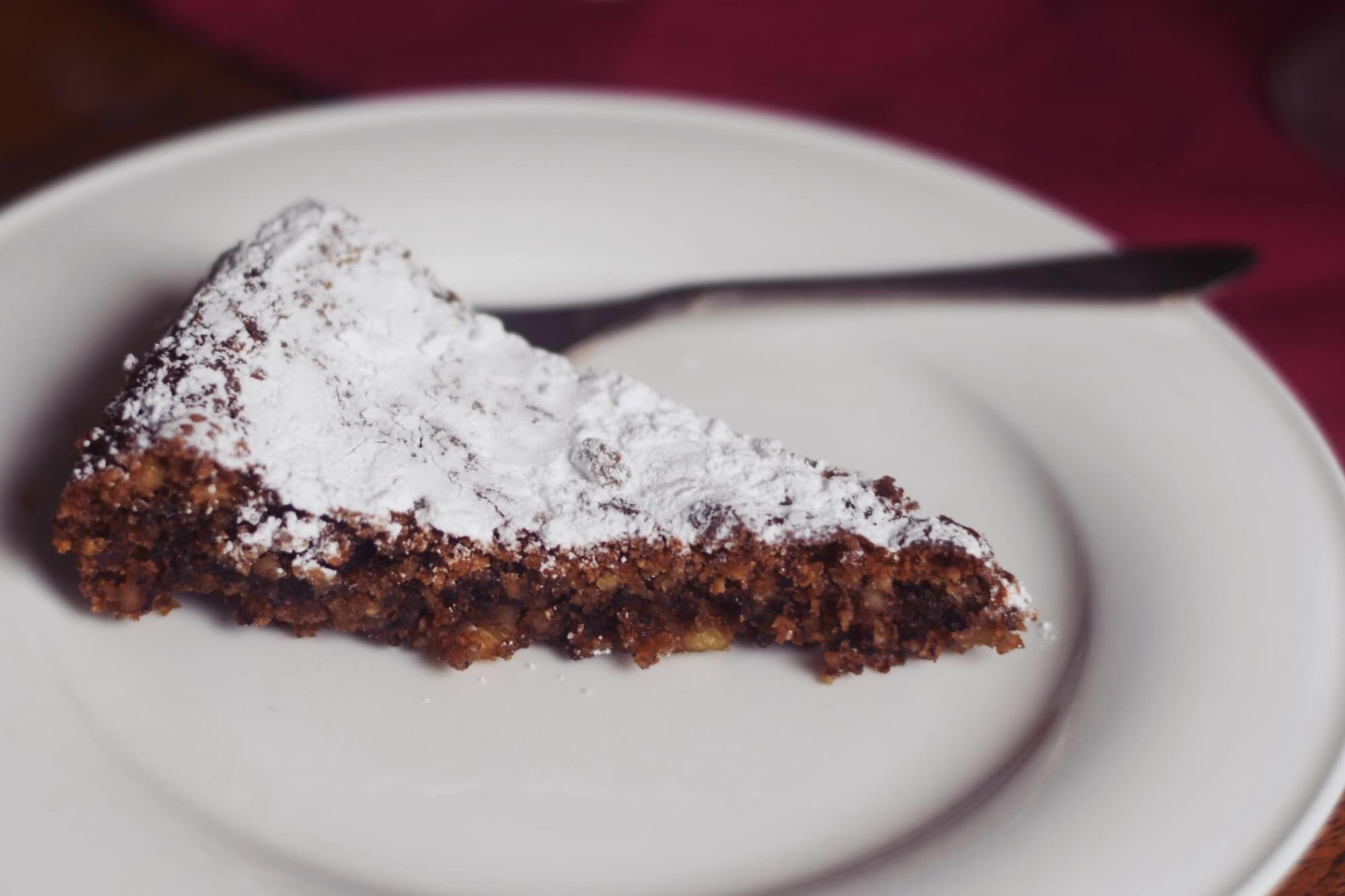Kastanienkuchen – ein herbstlicher Genuss aus dem Tessin 6 Ein Stück Kastanienkuchen mit Puderzucker