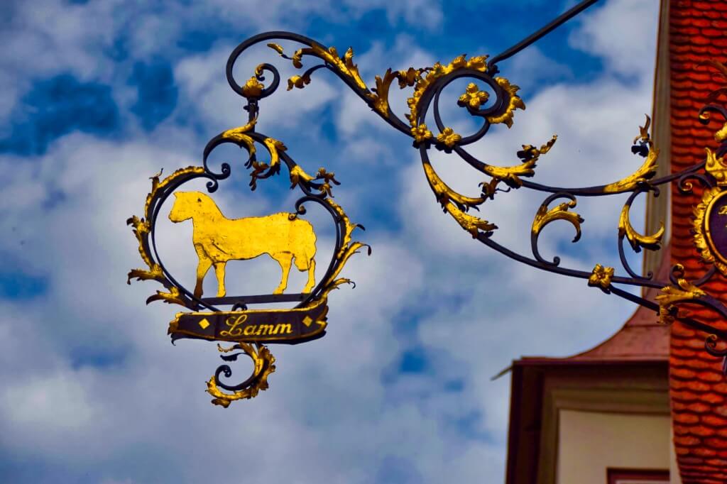 Meine 11 Lieblingsplätze im Westallgäu – Käse, Kräuter, Moor und Mode 10 Wirtshausschild in Wangen