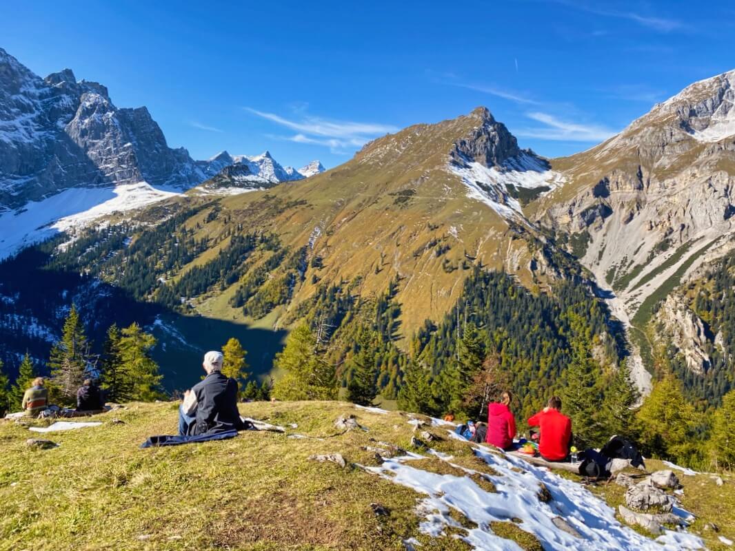 Tiroler Engtal: Laubfärbung am Großen Ahornboden 24 Laubfärbung am Ahornboden: Picknick mit Karwendelblick