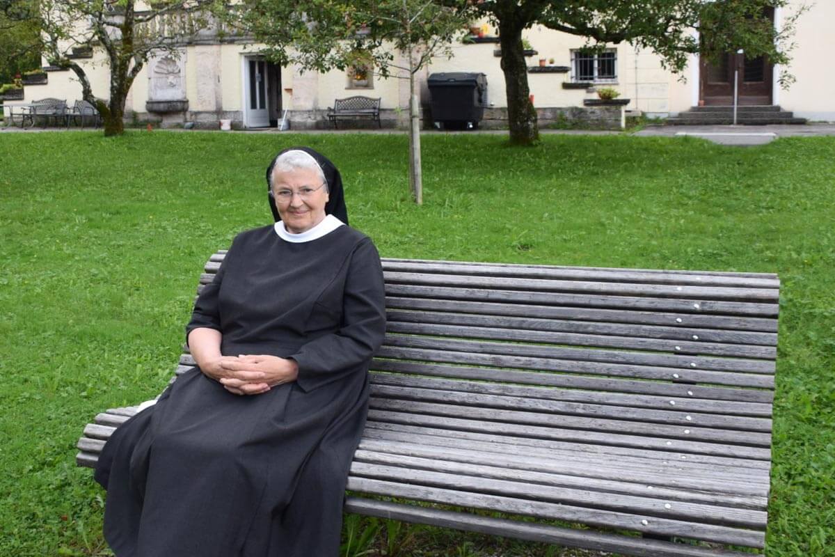 Pilgerwandern im Pfaffenwinkel: Schwester Beate im Kloster Bernried