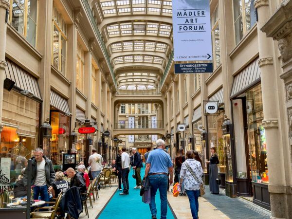 Leipzig Wochenendtrip: 11 Sehenswürdigkeiten in Leipzig 2 Menschen in der Mädler-Passage in Leipzig