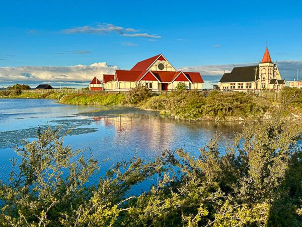 11 spannende Erlebnisse und Sehenswürdigkeiten in Rotorua 21 Blick über dampfende Thermalquellen zu Kirche und Gemeindehaus von Ohinemutz