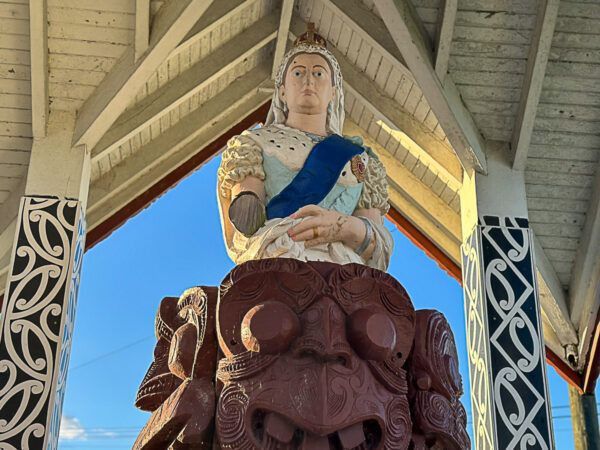 11 spannende Erlebnisse und Sehenswürdigkeiten in Rotorua 23 Denkmal für Königin Viktoria auf einer Maori-Schnitzerei