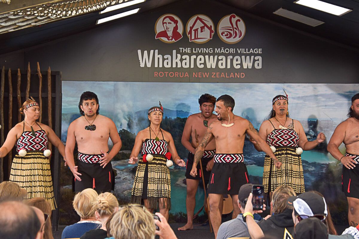 11 spannende Erlebnisse und Sehenswürdigkeiten in Rotorua 34 Maori bei einer Tanzvorstellung