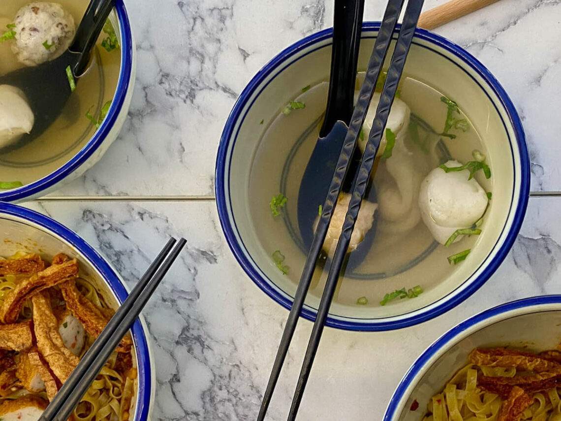 Essen gehen in Singapur: Nudelsuppe mit Fischbällchen