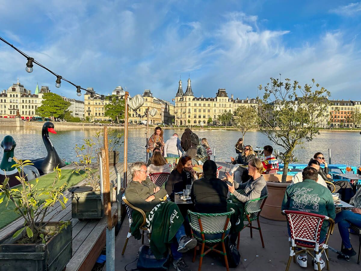 Junge Leute an einem Tisch am See