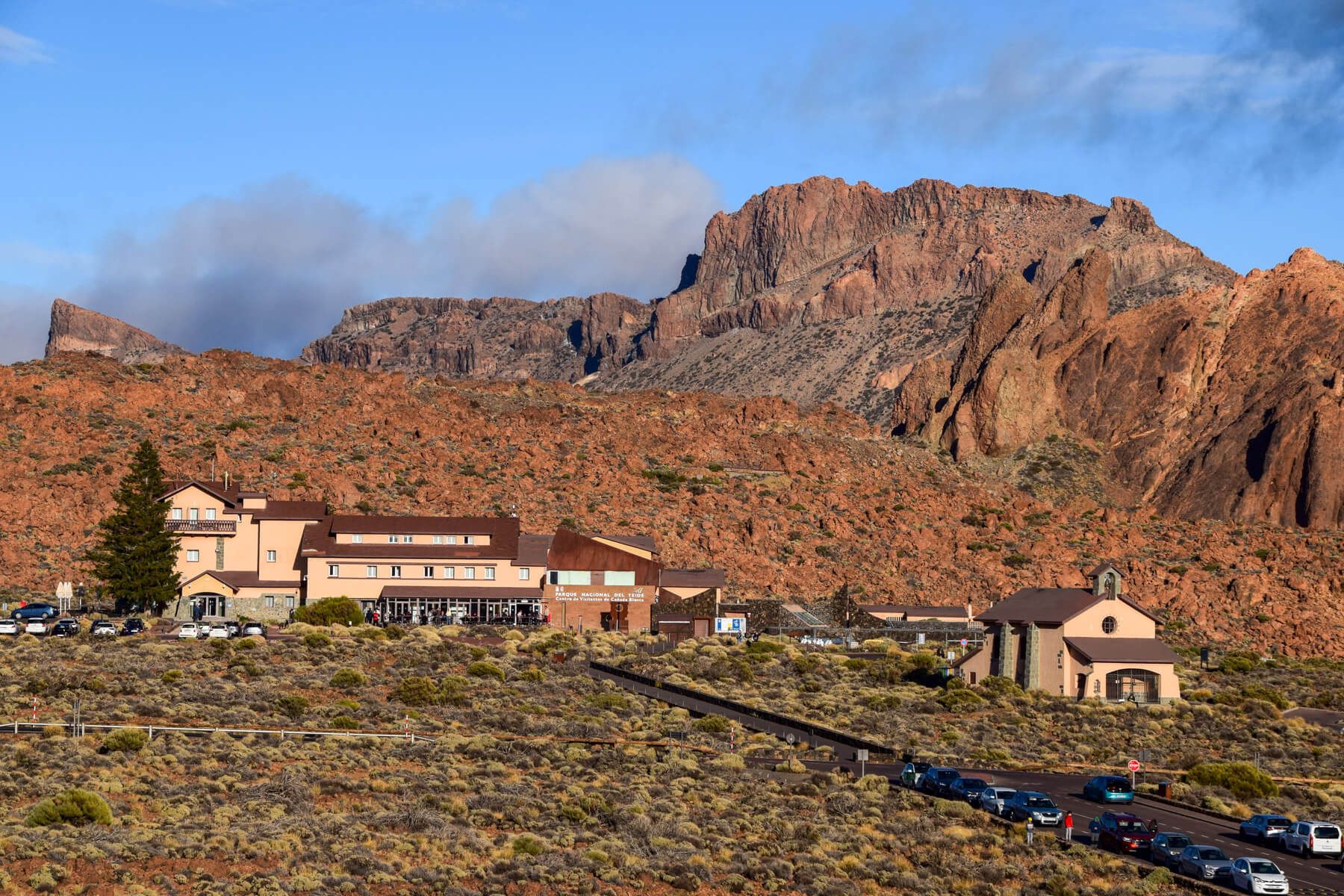 Der Norden Teneriffas – Reisetipps Teneriffa für Individualreisende 47 Blick auf den Parador im Nationalpark vor der Kulisse rostroter Berge