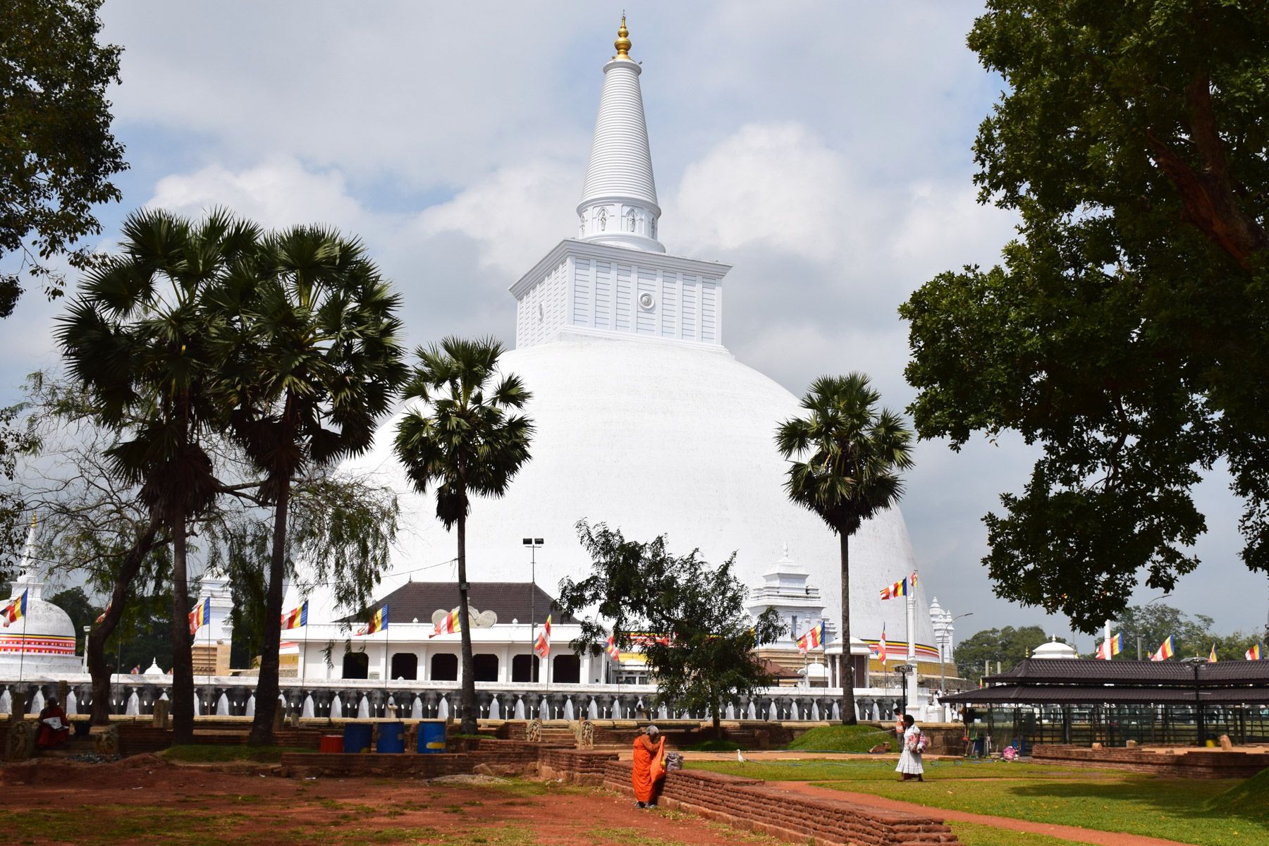 Anuradhapura: riesige weiße Dagoba mir Mönch davor