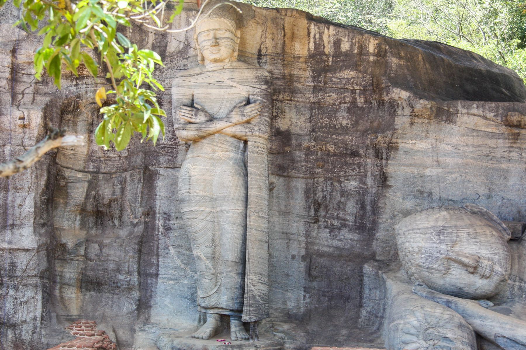 Stehender Buddha und ein liegender Buddha am Rand
