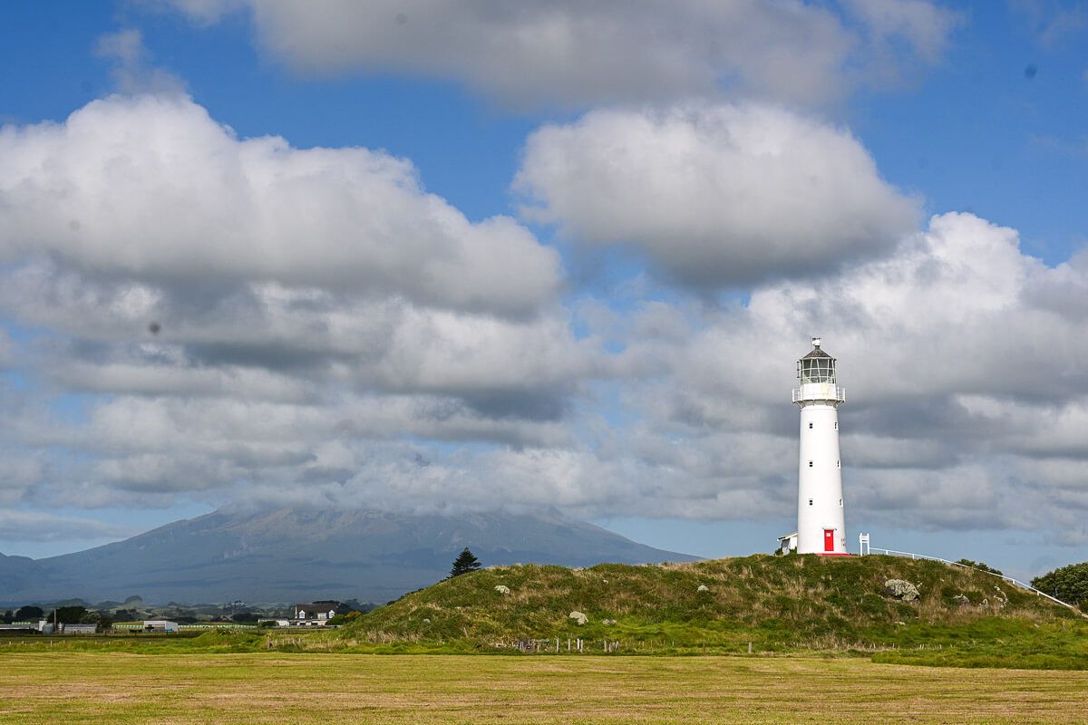 Vulkane, Küsten, coole Städte: Roadtrip Neuseeland Nordinsel 3 Wochen 38 Leuchtrum am Cape Egmont und daneben der Vulkan, dessen Spitze nebelverhüllt ist