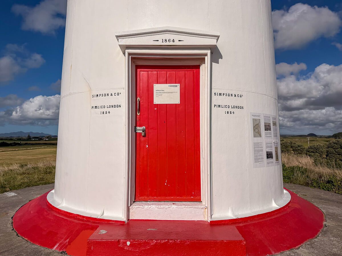 Vulkane, Küsten, coole Städte: Roadtrip Neuseeland Nordinsel 3 Wochen 39 Rot-weißer Sockel des Leuchtturms am Cape Egmont