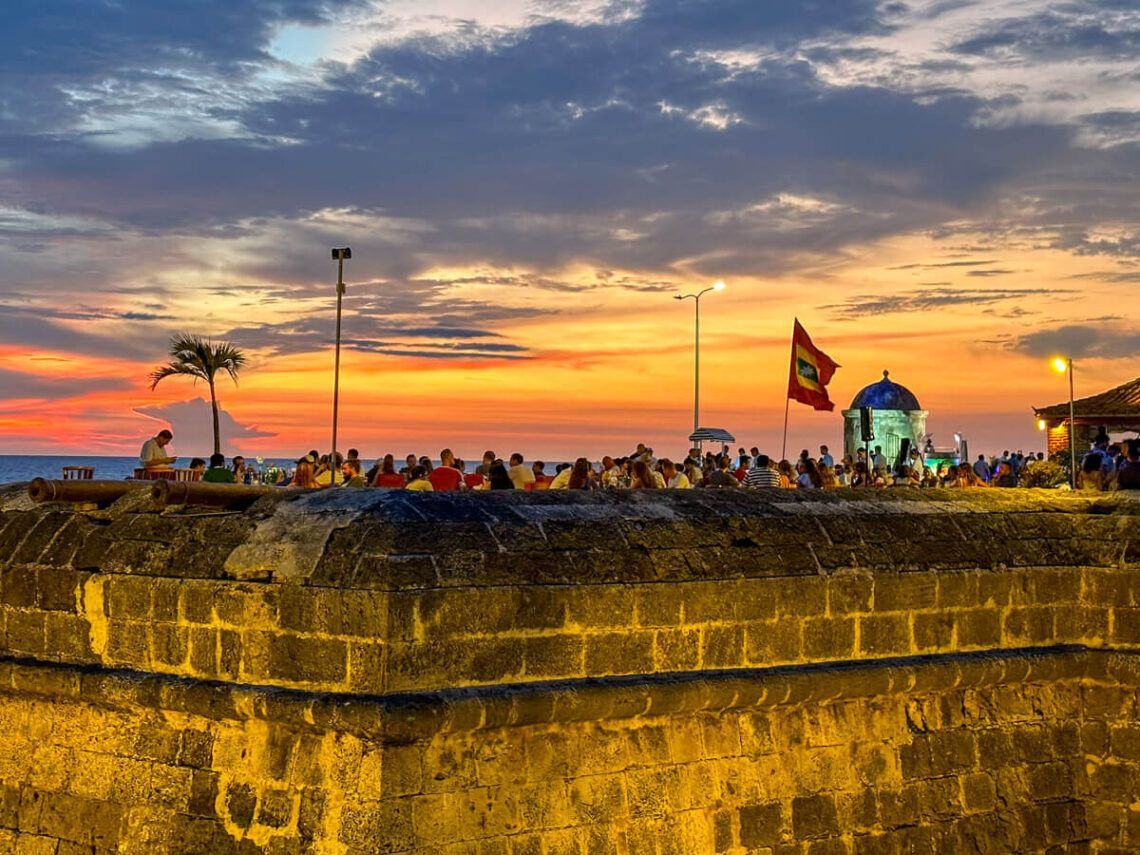 Cafe del Mal auf der Stadtmauer vor dem Meer