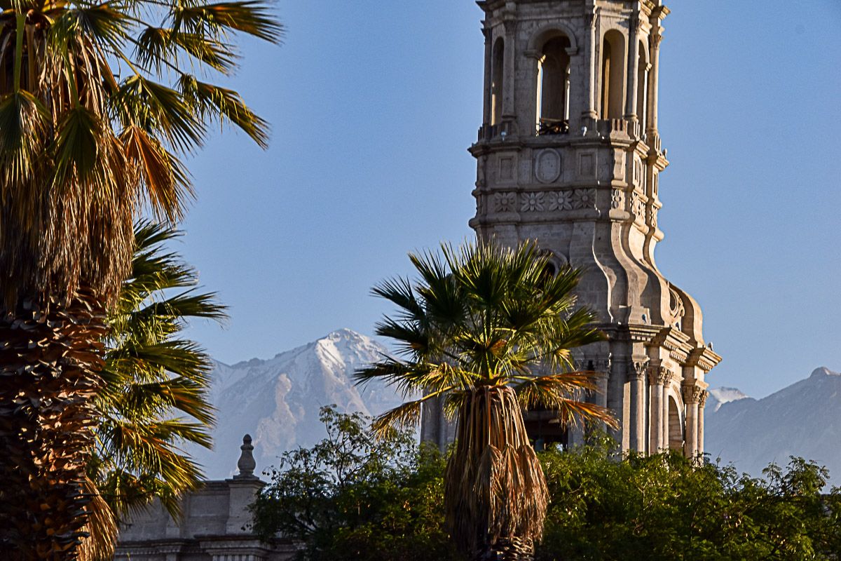 peru arequipa plaza mayor mit vulkan |