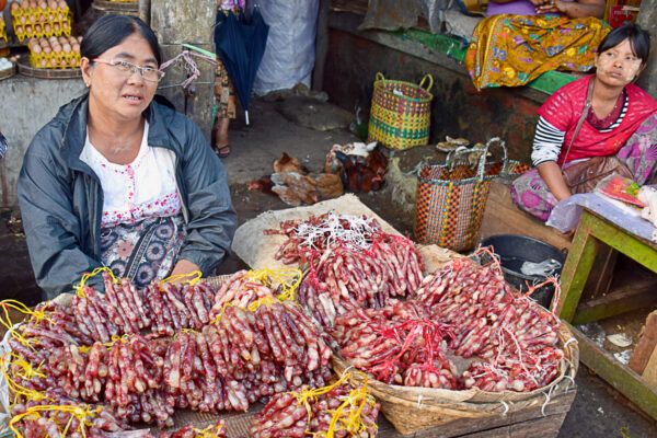Verkäuferinnen auf Markt am Inlesee, Myanmar